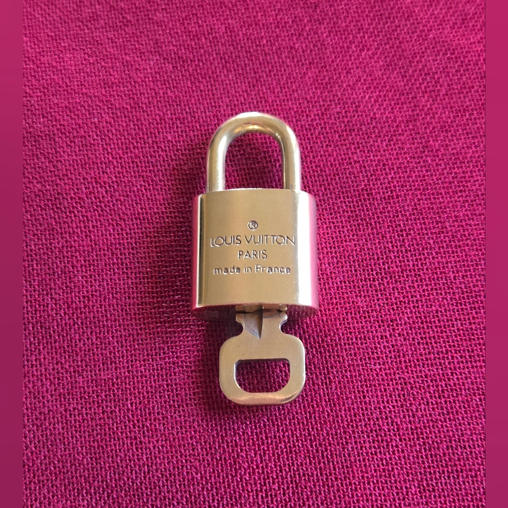 Louis Vuitton Lock And Key #322 With Lavender Bagcharm - Picture 4 of 9